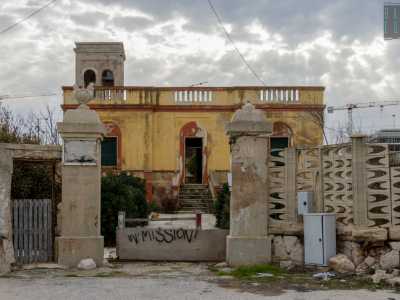 Adiacente a questi immobili due robuste colonne prive di cancello danno accesso alla prima delle ville antiche dell�area: una dimora di colore ocra, costruita nella prima met� del 900 ma con adattamenti successivi

